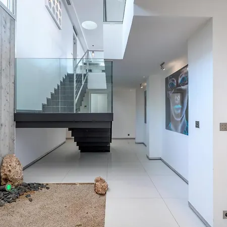 Gorgeous Private Modern With Swimming Pool