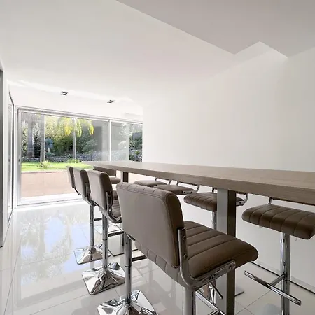 Gorgeous Private Modern With Swimming Pool