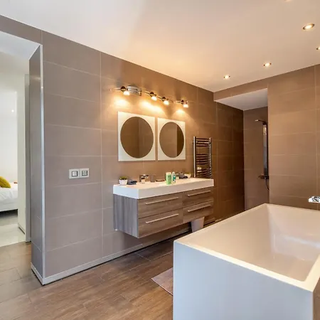 Gorgeous Private Modern With Swimming Pool