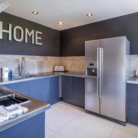 Gorgeous Private Modern With Swimming Pool *