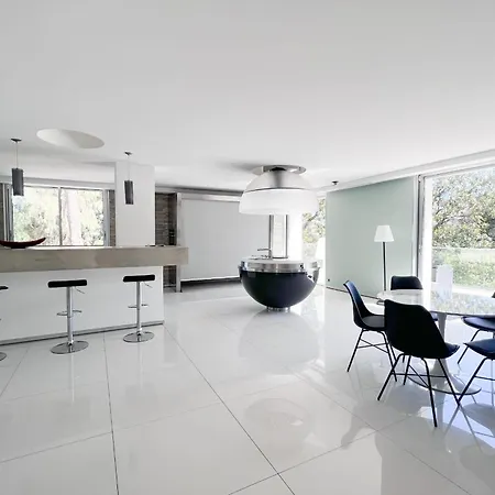 Gorgeous Private Modern With Swimming Pool